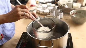 Tự làm nến thơm tại nhà siêu dễ